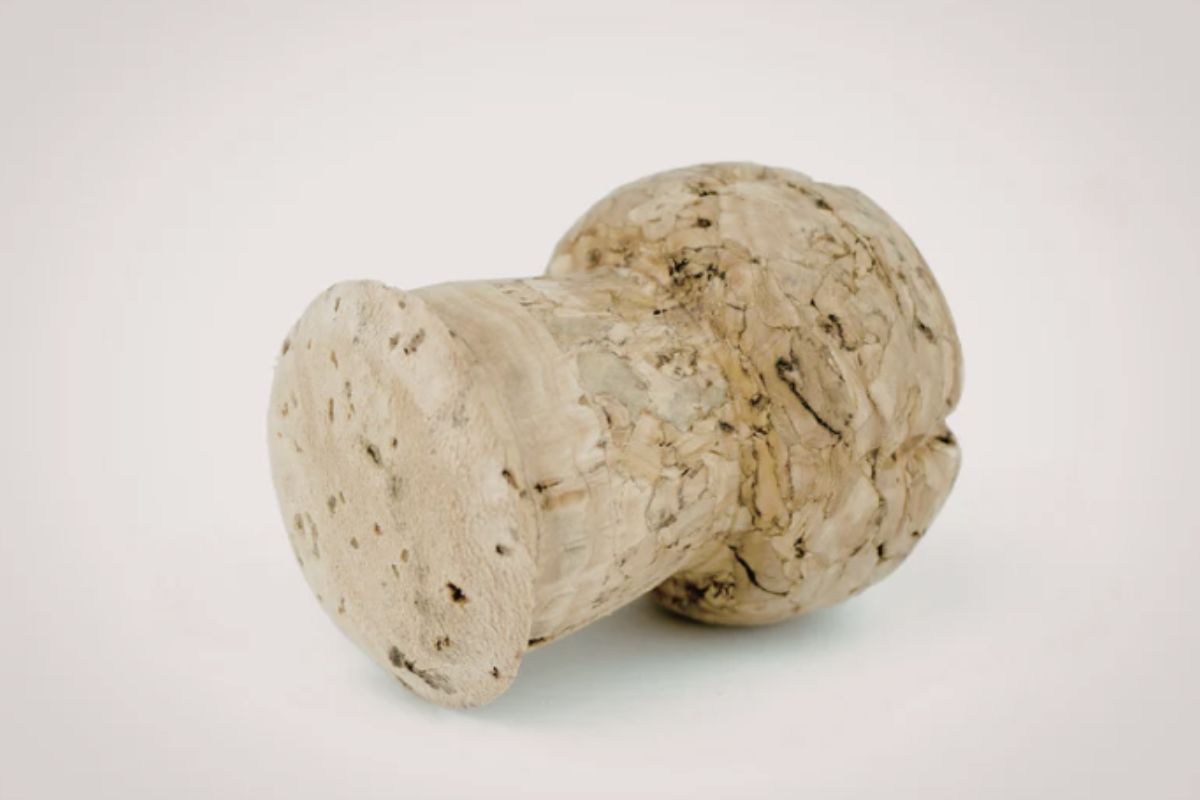 Oltre ai benefici pratici, il sughero è un materiale naturale e biodegradabile, la cui produzione ha un impatto ambientale