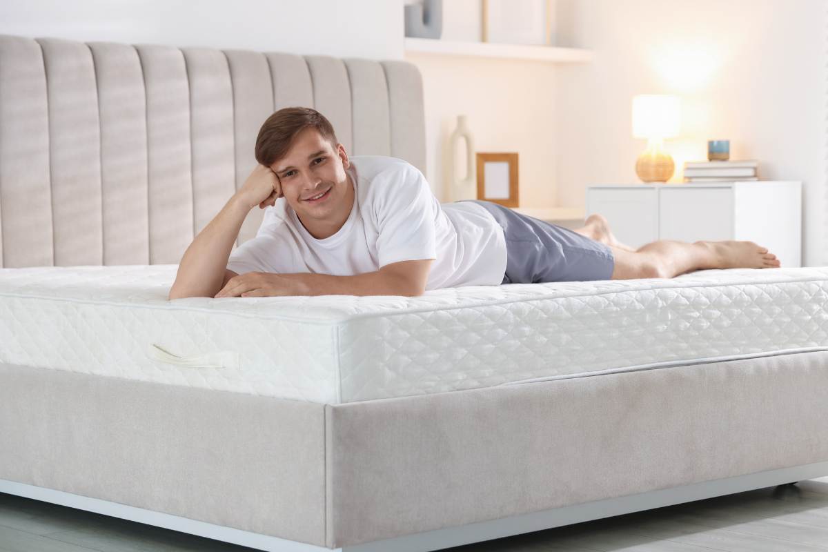 camera da letto uomo steso