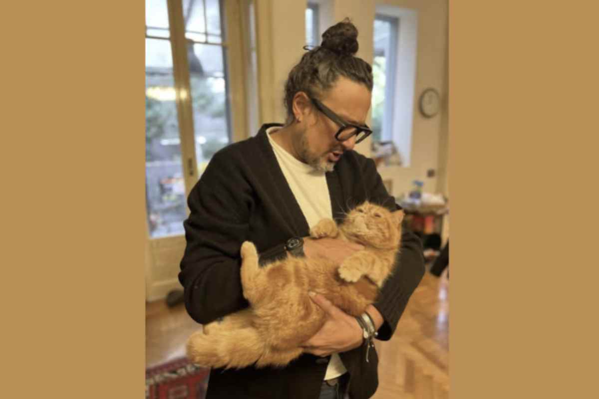 Nato a San Francisco nel 1976, Alessandro Borghese è il primogenito dell’attrice Barbara Bouchet e dell’imprenditore Luigi Borghese