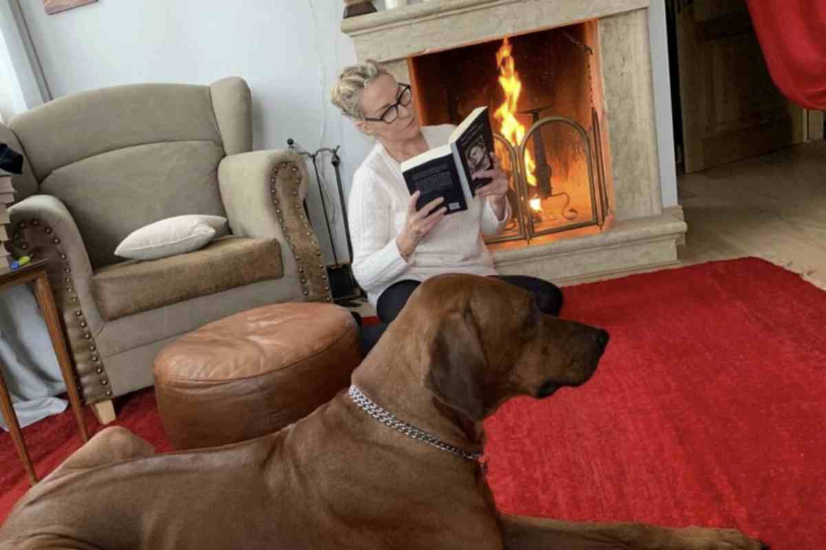 Antonella Clerici, nata a Legnano nel 1963, ha costruito una carriera televisiva di grande successo, iniziata negli anni '80