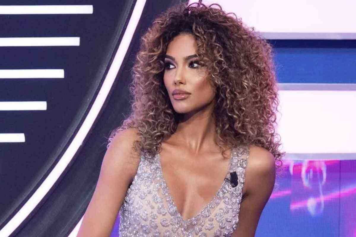 La sua presenza in programmi di rilievo come La ruota della fortuna su Canale 5, dove affianca il celebre Gerry Scotti