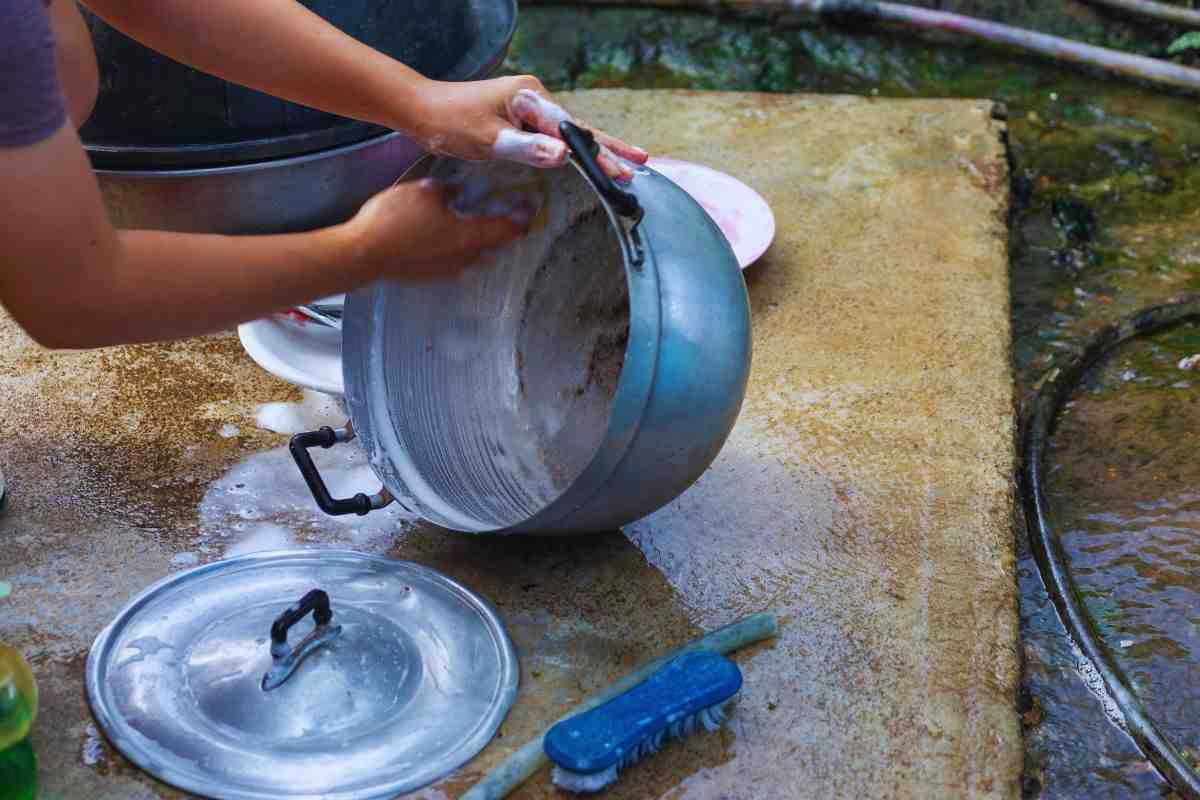 come pulire gli ogegtti metallici con la farina